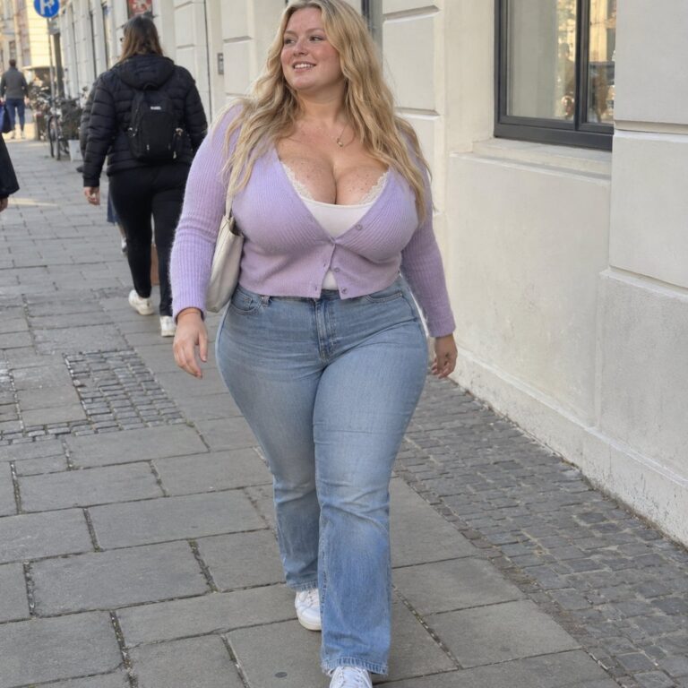 Femme souriante marchant en ville, photo spontanée. Illustration de l’article sur les compliments qu’une femme curvy apprécie vraiment